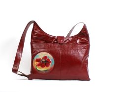Un sac à main en cuir rouge