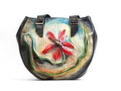 Un sac à main en cuir