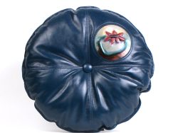 Coussin carré bleu royal avec une oeuvre exclusive. Élevez votre ambiance aux coins de votre canapé ou comme dossier dans votre fauteuil préféré. Les coussins ajoutent un splash de couleur et une couche de confort.

Dimensions : 16 po de diamètre