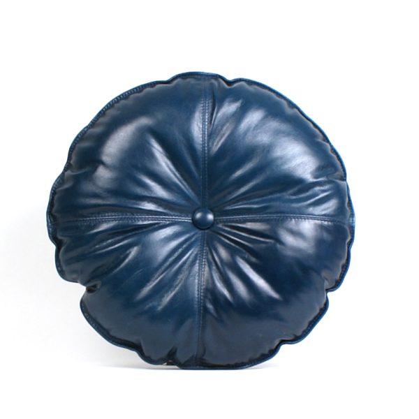 Coussin carré bleu royal avec une oeuvre exclusive. Élevez votre ambiance aux coins de votre canapé ou comme dossier dans votre fauteuil préféré. Les coussins ajoutent un splash de couleur et une couche de confort.

Dimensions : 16 po de diamètre