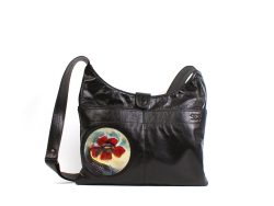 Un sac à main en cuir noir