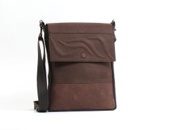 Un sac à main en cuir brun