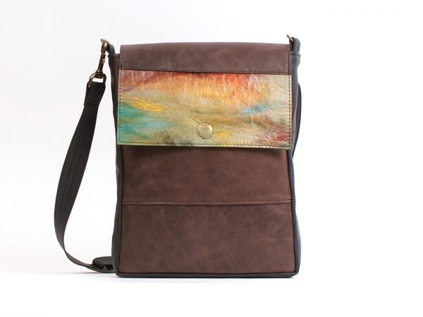 Le sac à main en cuir de couleur brun -bigarré