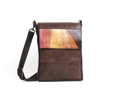 Un sac à main en cuir brun