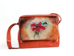 Sac à main en cuir orange avec une fleur sculptée