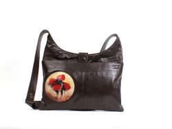 Un sac à main en cuir brun